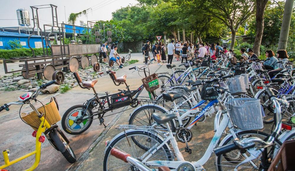 許多民眾至后豐鐵馬道休憩  一旁停置的腳踏車數量眾多.jpg