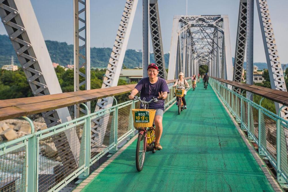 鐵馬道路段上會經過花梁鋼橋 可以眺望遠方的高山與流水.jpg