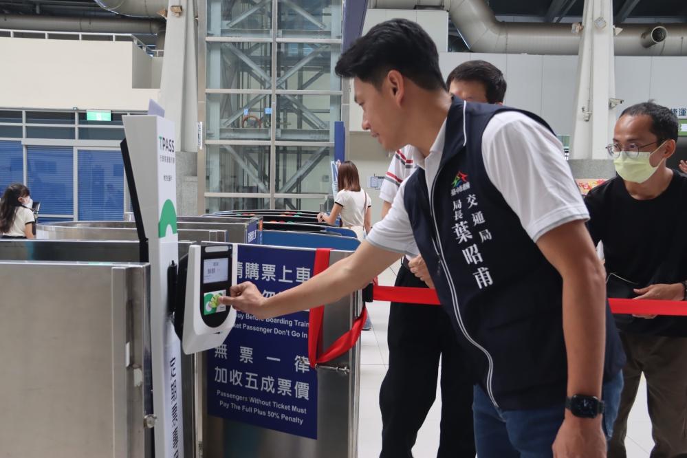 交通局長葉昭甫今早前往捷運高鐵台中站及台鐵新烏日車站-視察民眾使用定期票情形.jpg