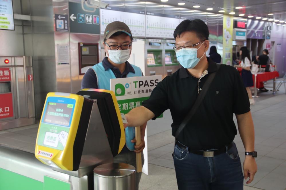 定期票上路首日-很多民眾首次使用定期票-開心稱讚-省錢又便利.jpg